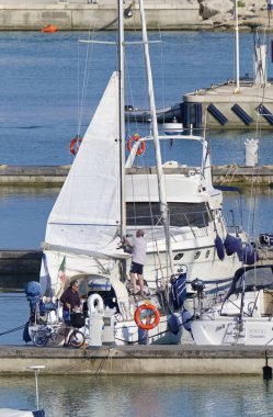 İtalya, Sicilya, Akdeniz, Marina di Ragusa; 1 Haziran 2019' da limanda insanlar ve lüks yatlar - Editörden