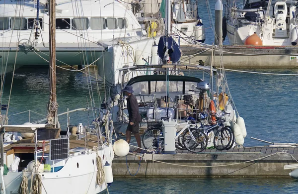 Италия Сицилия Средиземное Море Marina Ragusa Июня 2019 Люди Велосипеды — стоковое фото