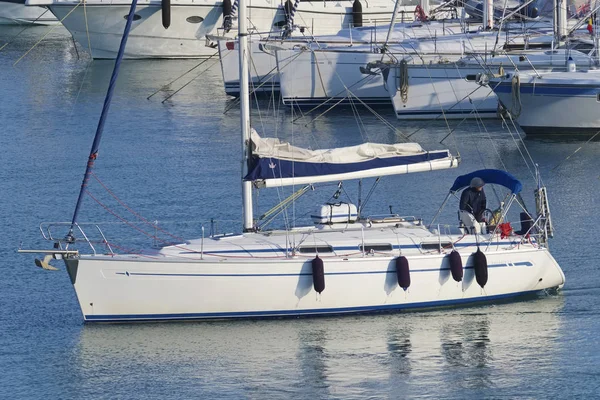 Italia Sicilia Mar Mediterraneo Giugno 2019 Uomo Barca Vela Nel — Foto Stock