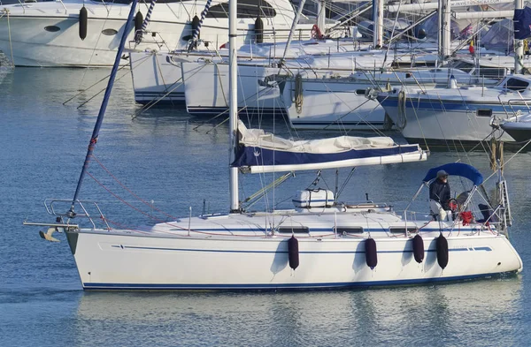 Italien Sicilien Medelhavet Juni 2019 Man Segelbåt Hamnen Editorial — Stockfoto