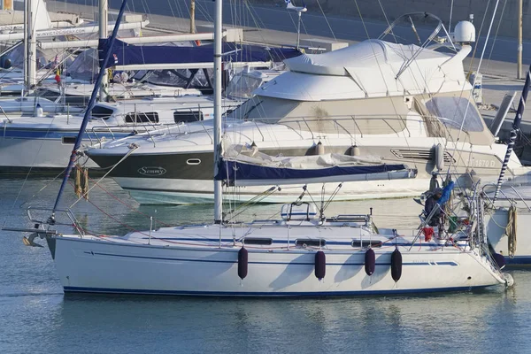 Itália Sicília Mar Mediterrâneo Junho 2019 Homem Barco Vela Porto — Fotografia de Stock