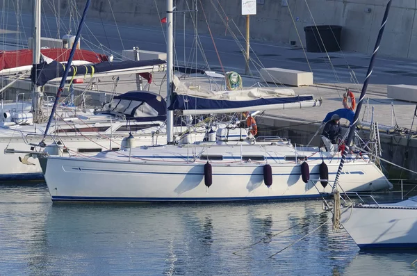 Italia Sicilia Mar Mediterraneo Giugno 2019 Uomo Barca Vela Nel — Foto Stock