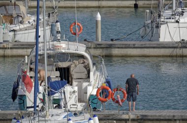 İtalya, Sicilya, Akdeniz, Marina di Ragusa; 6 Haziran 2019' da limanda insanlar ve lüks yatlar - Editörden