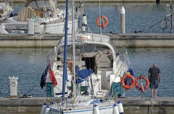 Italien Sizilien Mittelmeer Marina Ragusa Juni 2019 Menschen Und Luxusyachten — Stockfoto