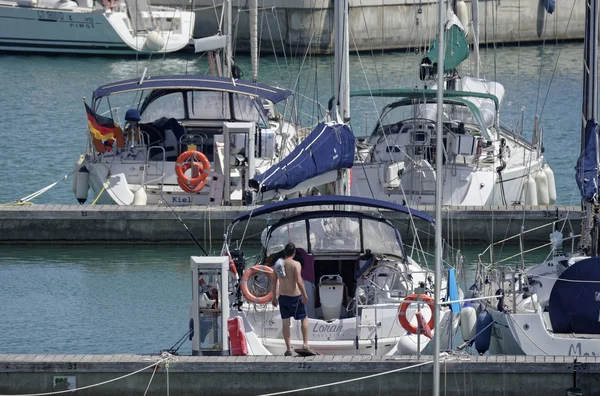 Italia Sicilia Mar Mediterraneo Marina Ragusa Giugno 2019 Persone Yacht — Foto Stock