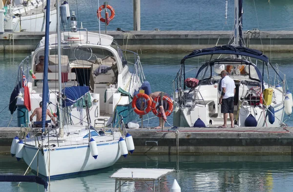 Italien Sizilien Mittelmeer Marina Ragusa Juni 2019 Menschen Und Luxusyachten — Stockfoto