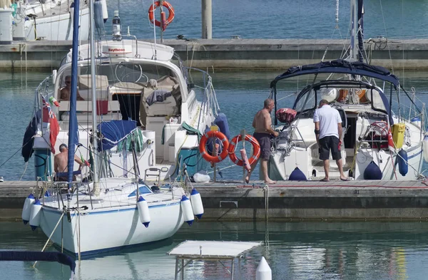 Talya Sicilya Akdeniz Marina Ragusa Haziran 2019 Insanlar Limanda Lüks — Stok fotoğraf