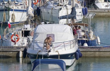 İtalya, Sicilya, Akdeniz, Marina di Ragusa; 7 Haziran 2019, insanlar ve limanda Lüks Yatlar-editoryal