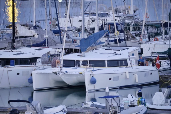 意大利 西西里岛 地中海 滨海迪拉古萨 拉古萨省 2019年6月8日 日落时分 人们在港口的帆船上 — 图库照片