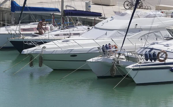 意大利 西西里岛 地中海 滨海迪拉古萨 拉古萨省 2019年6月9日 港口的人和豪华游艇 — 图库照片