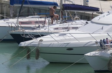 İtalya, Sicilya, Akdeniz, Marina di Ragusa (Ragusa eyaleti); 9 Haziran 2019, insanlar ve limanda Lüks Yatlar-editoryal