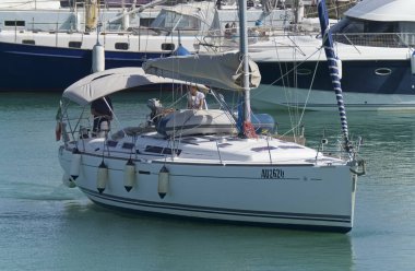 İtalya, Sicilya, Akdeniz, Marina di Ragusa (Ragusa eyaleti); 9 Haziran 2019, limanda bir yelkenli teknede insanlar-editoryal