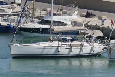 İtalya, Sicilya, Akdeniz, Marina di Ragusa (Ragusa eyaleti); 9 Haziran 2019, limanda bir yelkenli teknede insanlar-editoryal