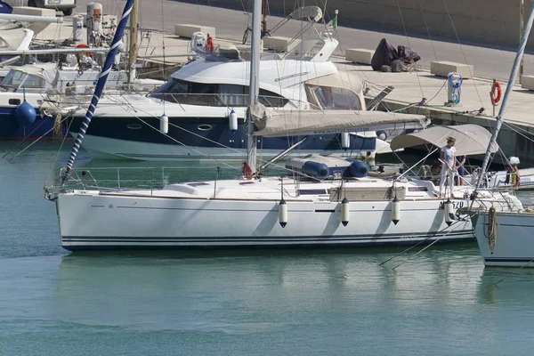 İtalya, Sicilya, Akdeniz, Marina di Ragusa (Ragusa eyaleti); 9 Haziran 2019, limanda bir yelkenli teknede insanlar-editoryal