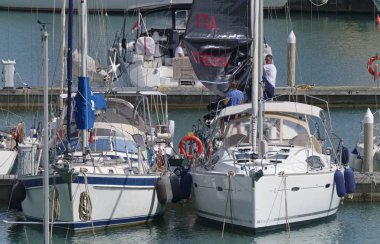 İtalya, Sicilya, Akdeniz, Marina di Ragusa; 10 Haziran 2019, insanlar ve Yelkenli tekneler liman-editoryal