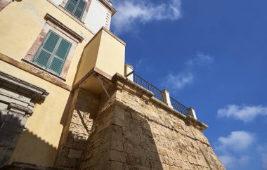 İtalya, Sicilya, Akdeniz, Marina di Ragusa (Ragusa Eyaleti), eski saraçin kulesinin görünümü, bugün bir teras ve eski bir bina cephesi.