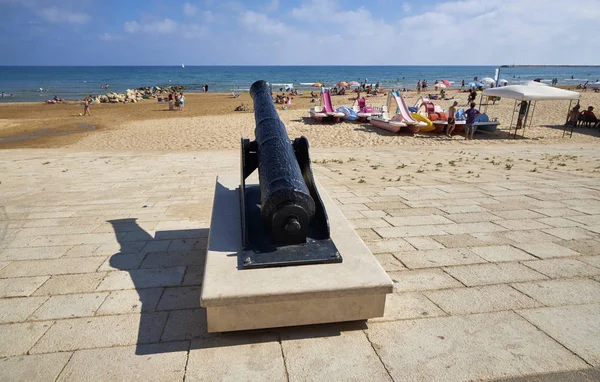 意大利 西西里岛 地中海 滨海迪拉古萨 拉古萨省 海滨和海滩上的人的老大炮 — 图库照片
