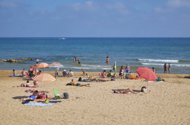 İtalya, Sicilya, Akdeniz, Marina di Ragusa (Ragusa Eyaleti); 19 Haziran 2019, sahilde insanlar - Editörden