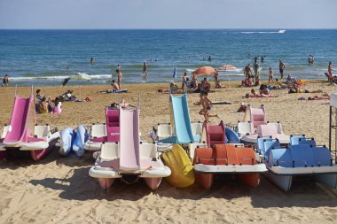 İtalya, Sicilya, Akdeniz, Marina di Ragusa (Ragusa Eyaleti); 19 Haziran 2019, sahilde insanlar - Editörden