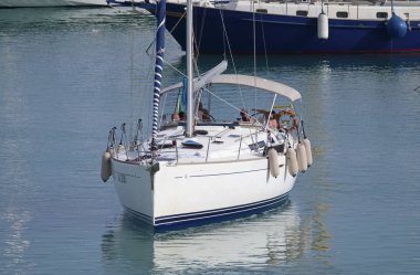 İtalya, Sicilya, Akdeniz, Marina di Ragusa (Ragusa Eyaleti); 23 Haziran 2019, limanda bir yelkenli teknede insanlar - Editörden