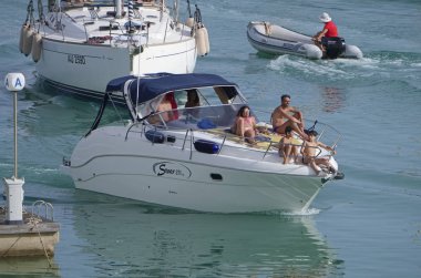 taly, Sicilya, Akdeniz, Marina di Ragusa (Ragusa Eyaleti); 23 Haziran 2019, limanda bir motorlu teknede insanlar - Editörden