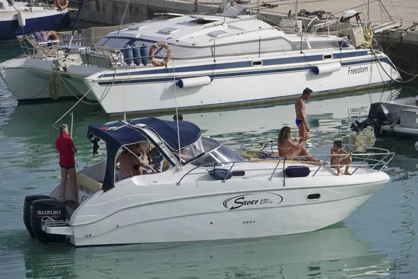 タリー シチリア 地中海 マリーナ ラグーザ ラグーザ州 2019年6月23日 港でモーターボートに乗った人々 — ストック写真