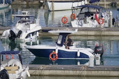 İtalya, Sicilya, Akdeniz, Marina di Ragusa (Ragusa Eyaleti); 23 Haziran 2019, limanda insanlar, tekneler ve lüks yatlar - Editörden