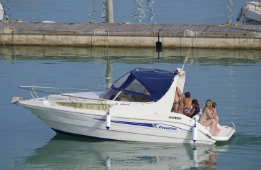 İtalya, Sicilya, Akdeniz, Marina di Ragusa (Ragusa Eyaleti); 23 Haziran 2019, limanda bir motorlu teknede insanlar - Editörden