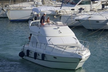 İtalya, Sicilya, Akdeniz, Marina di Ragusa (Ragusa Eyaleti); 24 Haziran 2019, limanda lüks bir yatta insanlar - Editörden