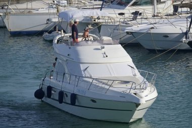 İtalya, Sicilya, Akdeniz, Marina di Ragusa (Ragusa Eyaleti); 24 Haziran 2019, limanda lüks bir yatta insanlar - Editörden