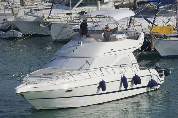 意大利 西西里岛 地中海 滨海迪拉古萨 拉古萨省 2019年6月24日 人们在港口的豪华游艇上 — 图库照片