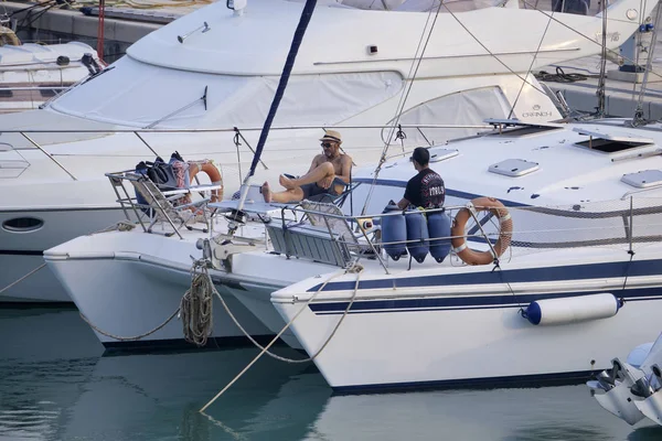 イタリア シチリア 地中海 マリーナ ラグーザ ラグーザ州 2019年6月27日 港でヨットに乗った人々 — ストック写真