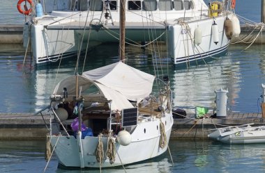 İtalya, Sicilya, Akdeniz, Marina di Ragusa (Ragusa Eyaleti); 28 Haziran 2019, limanda lüks yatlar - Editörden