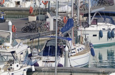 İtalya, Sicilya, Akdeniz, Marina di Ragusa (Ragusa Eyaleti); 28 Haziran 2019, limanda lüks yatlar - Editörden