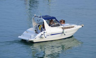 İtalya, Sicilya, Akdeniz, Marina di Ragusa (Ragusa Eyaleti); 29 Haziran 2019, limanda bir motorlu teknede insanlar - Editörden