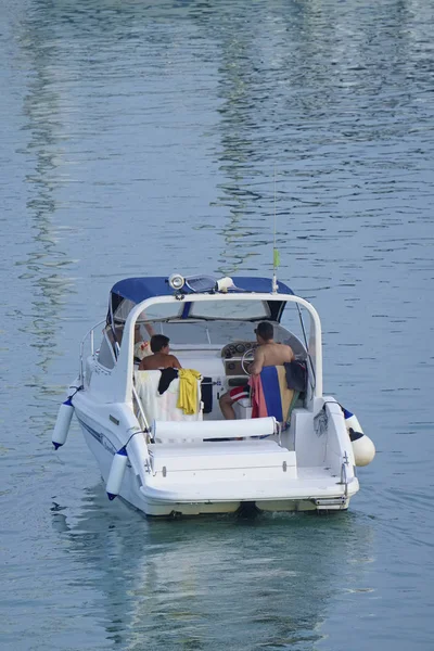 イタリア シチリア 地中海 マリーナ ラグーザ ラグーザ州 2019 港でモーターボートに乗っている人々 — ストック写真