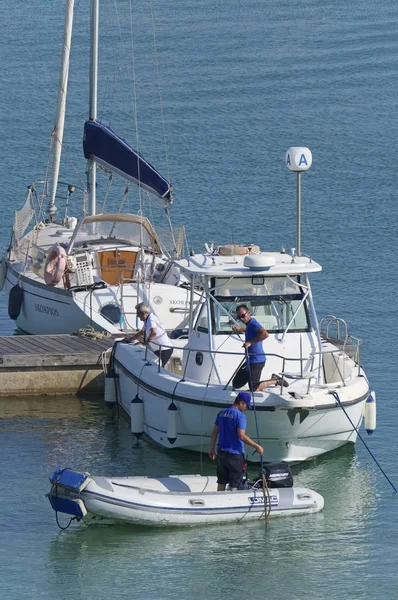 İtalya, Sicilya, Akdeniz, Marina di Ragusa (Ragusa Eyaleti); 4 Temmuz 2019, limanda insanlar ve lüks yatlar - Editörden Haberler
