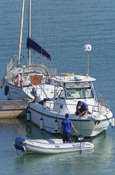 İtalya, Sicilya, Akdeniz, Marina di Ragusa (Ragusa Eyaleti); 4 Temmuz 2019, limanda insanlar ve lüks yatlar - Editörden Haberler