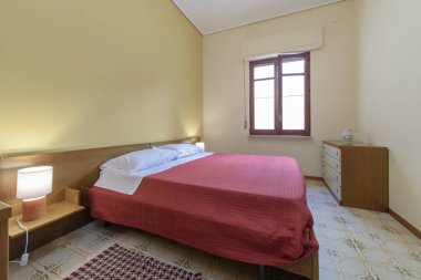 İtalya, Sicilya, Marina di Ragusa (Ragusa Eyaleti); 3 Temmuz 2019, zarif özel daire, yatak odası - Editörden