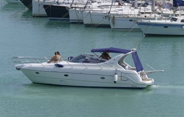 İtalya, Sicilya, Akdeniz, Marina di Ragusa (Ragusa Eyaleti); 8 Temmuz 2019' da limanda lüks bir yatta insanlar - Editörden Haberler