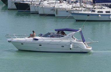 İtalya, Sicilya, Akdeniz, Marina di Ragusa (Ragusa Eyaleti); 8 Temmuz 2019' da limanda lüks bir yatta insanlar - Editörden Haberler