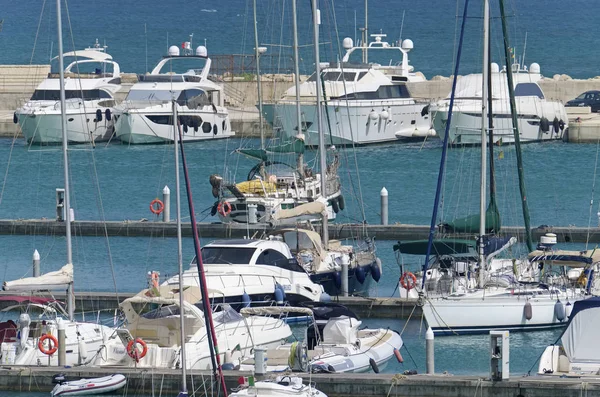 意大利 西西里岛 地中海 滨海迪拉古萨 拉古萨省 2019年7月10日 港口豪华游艇 — 图库照片