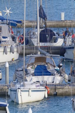 İtalya, Sicilya, Akdeniz, Marina di Ragusa (Ragusa Eyaleti); 10 Temmuz 2019, limanda yelkenli tekneler - Editörden Haberler