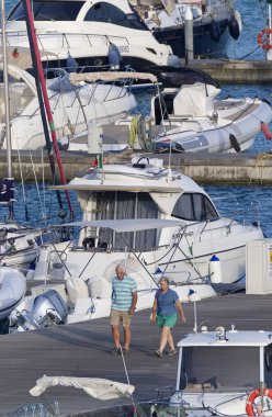 İtalya, Sicilya, Akdeniz, Marina di Ragusa (Ragusa Eyaleti); 10 Temmuz 2019'da limanda insanlar, motorlu tekneler ve lüks yatlar - Editörden Haberler