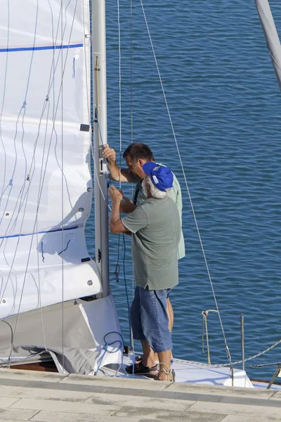 意大利 西西里岛 地中海 滨海迪拉古萨 拉古萨省 2019年7月11日 一艘帆船上的男子在港口拉起帆 — 图库照片