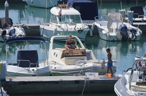 意大利 西西里岛 地中海 滨海迪拉古萨 拉古萨省 2019年7月12日 港口的人 摩托艇和豪华游艇 — 图库照片
