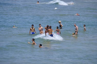 İtalya, Sicilya, Akdeniz, Güney kumlu kıyı şeridi, Cava D'Alica (Ragusa eyaleti); 12 Temmuz 2019, denizde insanlar - Editörden