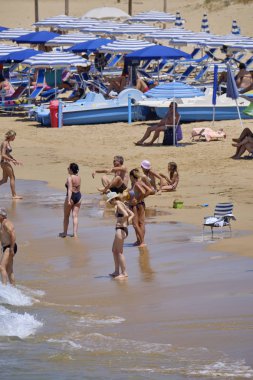 İtalya, Sicilya, Akdeniz, Güney kumlu kıyı şeridi, Cava D'Alica (Ragusa eyaleti); 12 Temmuz 2019, sahilde insanlar - Editörden