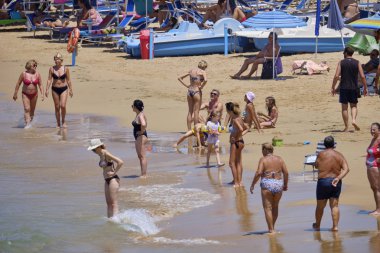 İtalya, Sicilya, Akdeniz, Güney kumlu kıyı şeridi, Cava D'Alica (Ragusa eyaleti); 12 Temmuz 2019, sahilde insanlar - Editörden