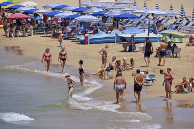 İtalya, Sicilya, Akdeniz, Güney kumlu kıyı şeridi, Cava D'Alica (Ragusa eyaleti); 12 Temmuz 2019, sahilde insanlar - Editörden
